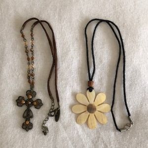 2 very pretty necklaces.
